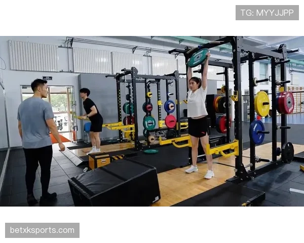 张雨霏训练完直接啃鸡腿，这自律和放纵切换得太丝滑了