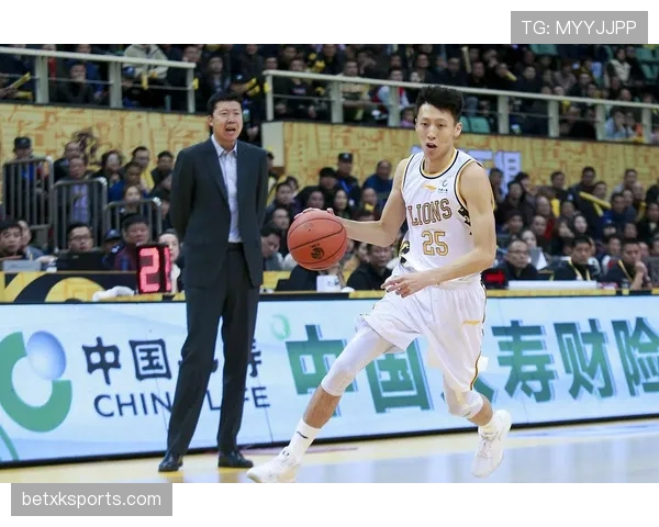 篮球比赛中翻腕违例如何判定？违规动作详解